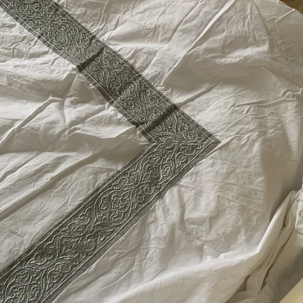 Balfour Hotel duvet cover metallic embroidered floral‎ details white silver king
